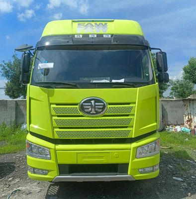 6개월 디젤 6X4 트랙터 트럭 J6p420HP 400L 연료 탱크 유로 5 배출량 표준