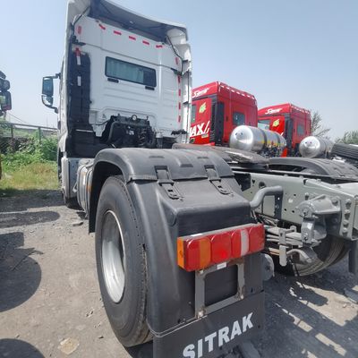 맞춤형 요청 중량 HOWO H7 400HP 6.8x2.5x3.8m와 함께 견인 트럭