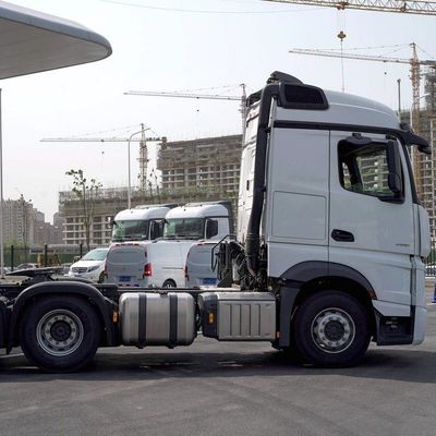 메르세데스 아크트로스 중형 트럭 510HP 6X4 트랙터 모델 2651 LS 튜브리스 타이어 디자인