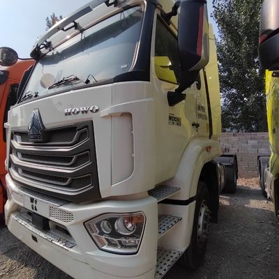 사용 된 6X4 트랙터 트럭 튜브리스 타이어 디자인과 351-450hp 호스 파워