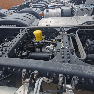 타이어 인증 ECE 시노트럭 400HP 엔진 공기 서펜션 운전자 좌석 반열차 부품