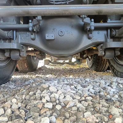 2024 중고용 트럭 HOWO 타이어 및 탄소 강철 화물 상자와 함께 덤프 트럭