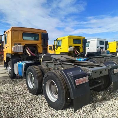 351-450hp 수동변속기형 트럭 트랙터 600L 탱크를 가진 반 트레일러를 끌기