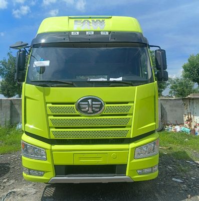 다재다능한 FAW Jiefang J6p420HP 400L 연료 탱크 성능과 함께 디젤 중량 트럭