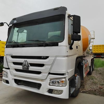 인증된 Sinotruk HOWO 6X4 15m3 스프레잉 음료수 배달 트럭 표준