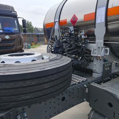 630HP 가스 트랙터 운송 트럭 타이어와 ISO 인증을 Sinotruk 차시