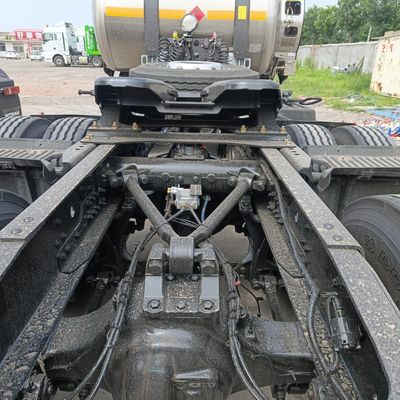 630HP 튜브리스 패스 스티어링 가스 트랙터 트레일러 트럭 6 * 4 탄소 강철 화물 상자