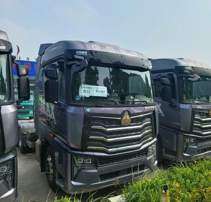 US 2024 가벼운 HOWO LNG 가스 견인 트럭 6 * 4 480HP에서 700HP 부품이있는 운송 트럭