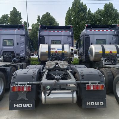 US 2024 가벼운 HOWO LNG 가스 견인 트럭 6 * 4 480HP에서 700HP 부품이있는 운송 트럭