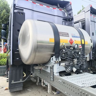 US 2024 가벼운 HOWO LNG 가스 견인 트럭 6 * 4 480HP에서 700HP 부품이있는 운송 트럭